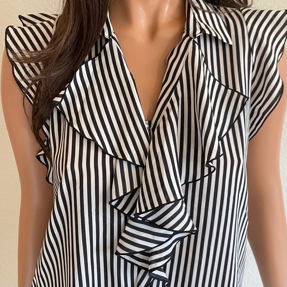 Karl Lagerfeld Oversized Ruffle Top with Cap Sleeves Size Small - Picture 2 of 15